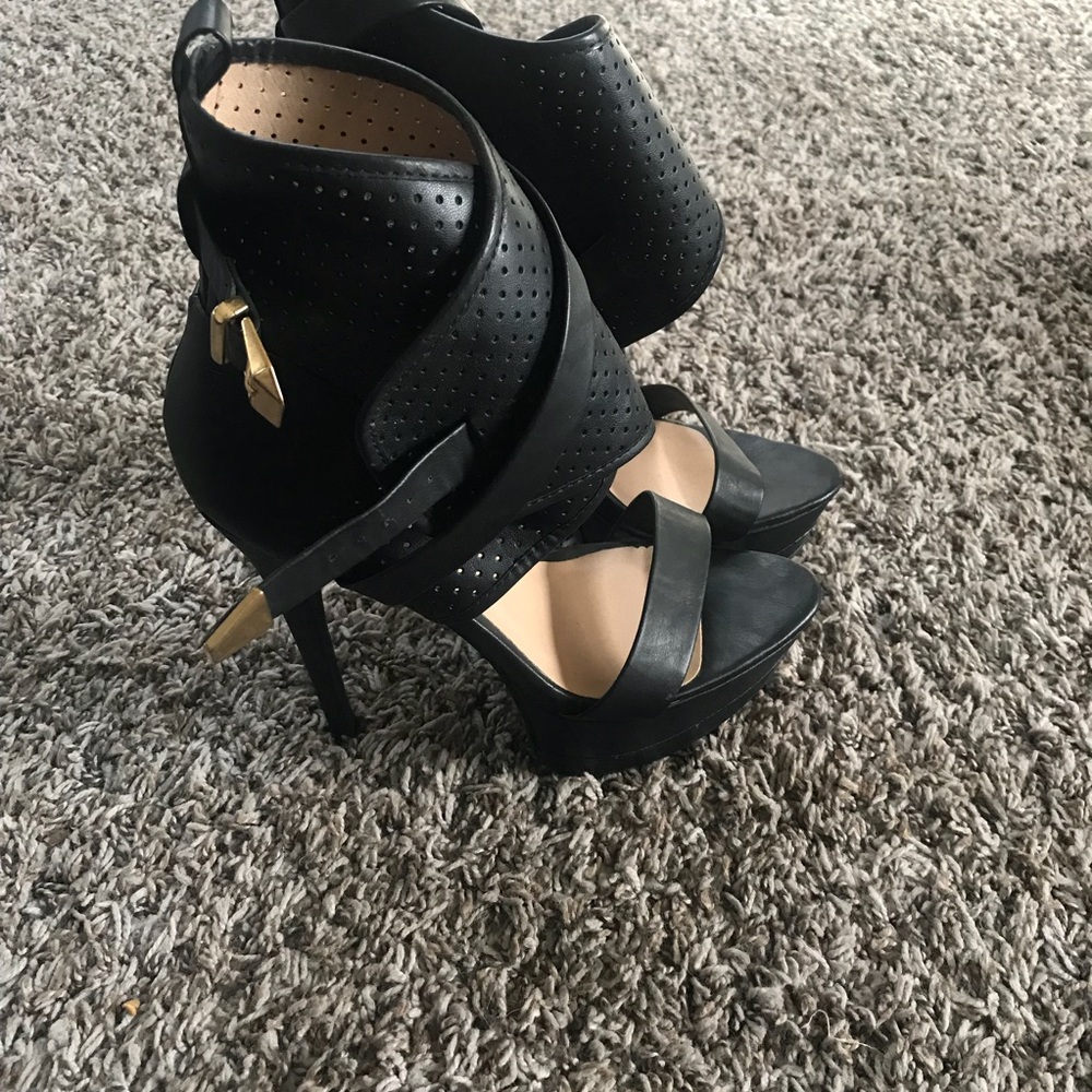 Heels - Picture 2 of 3